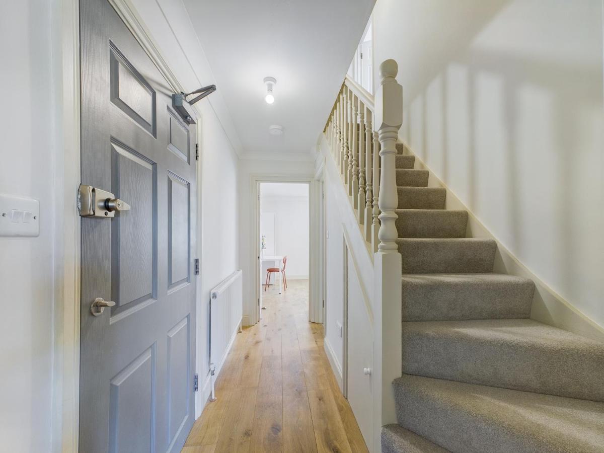 Duplex Redhill Town Centre Apt By Livingo Stays エクステリア 写真