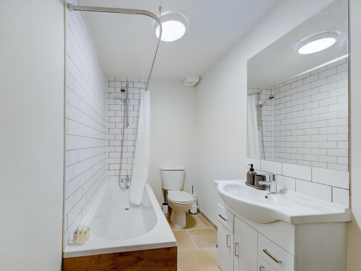 Duplex Redhill Town Centre Apt By Livingo Stays エクステリア 写真
