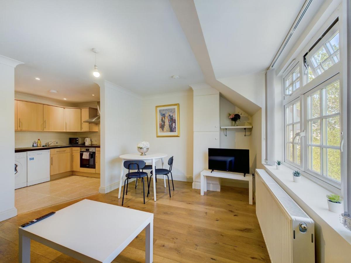 Duplex Redhill Town Centre Apt By Livingo Stays エクステリア 写真