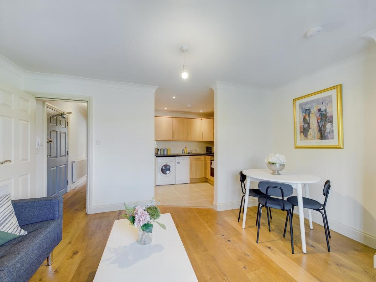 Duplex Redhill Town Centre Apt By Livingo Stays エクステリア 写真